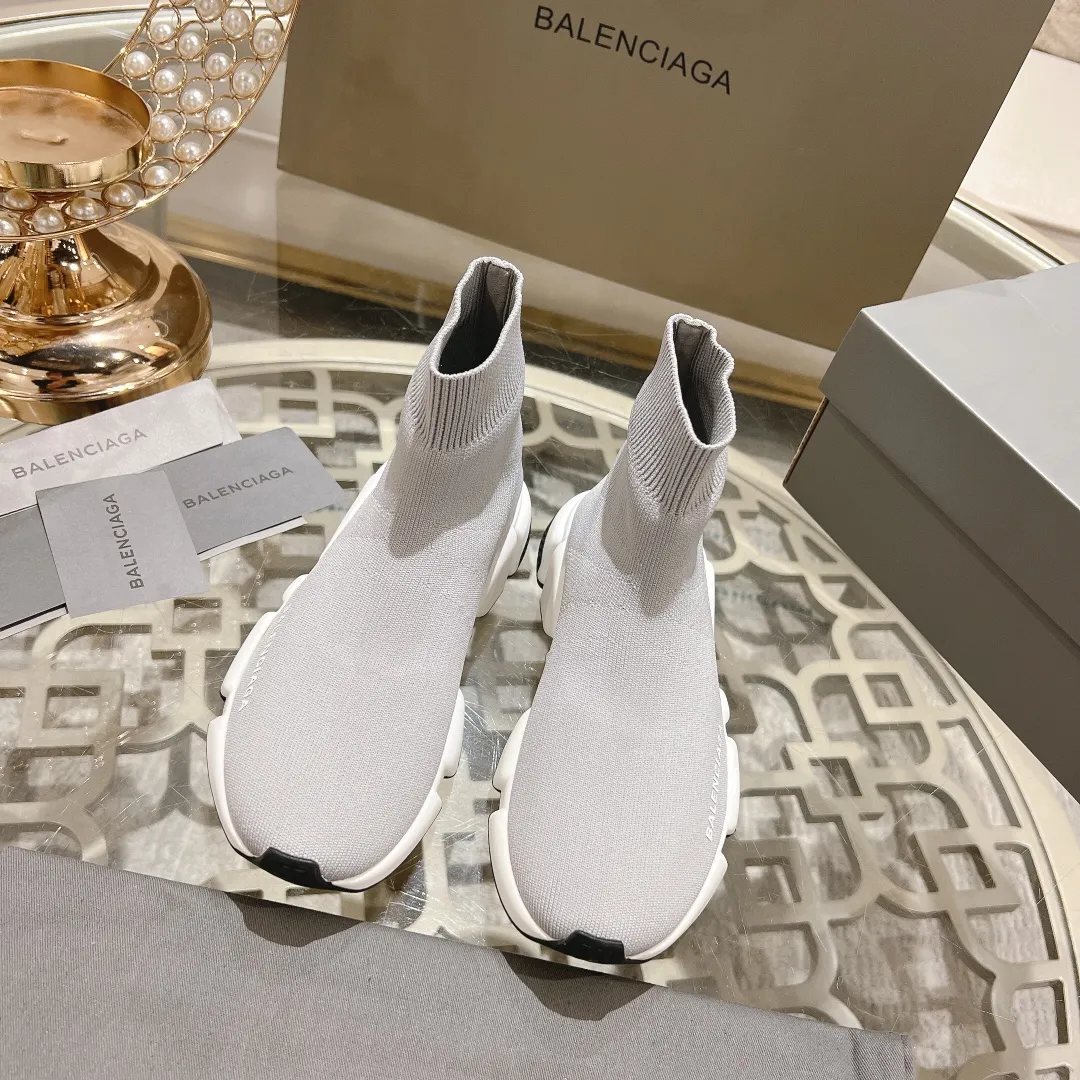 👟👟Ex-factory price 400👟👟 Balenciaga classic sock boots, originally produced by the factory, purchasing agent level. The latest original outsole mold, (TPU ten-vacuum outsole, the highest version on the market, please do not compare prices with TPR outsole, don’t bother if you don’t know the product) The black, white and red three-color vacuum sole shows high-end luxury. •Upper: elastic fly weave double-layer composite gold wire high-elastic knitted mesh cotton •Inner lining: imported double-sided velvet, which is comfortable and resilient to shape •Insole: original imported terry cloth, breathable but not fading •Sole: TPU ten-vacuum outsole (to eliminate pores) •Packaging: full set of packaging (certificate, invoice, cloth bag, handbag) •Size: 34-45 standard code (34, 45, 46.47 can be customized and are not returnable)